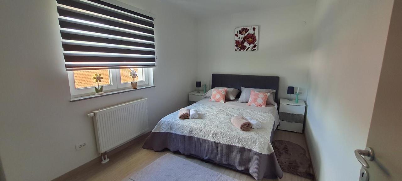 Apartmani Fenestra Tesla I Faust Оточац Экстерьер фото